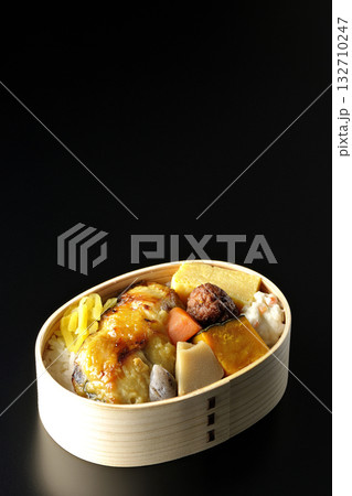 焼き魚弁当を黒背景で撮影 132710247