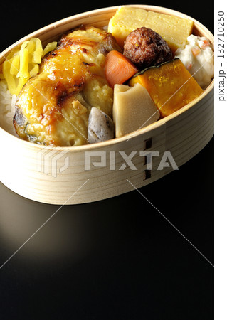 焼き魚弁当を黒背景で撮影 焼き魚弁当を黒背景で撮影 132710250