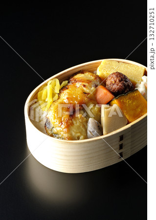 焼き魚弁当を黒背景で撮影 焼き魚弁当を黒背景で撮影 132710251