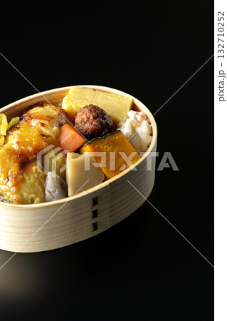 焼き魚弁当を黒背景で撮影 132710252