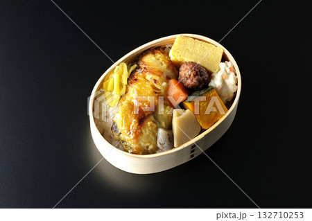 焼き魚弁当を黒背景で撮影 132710253