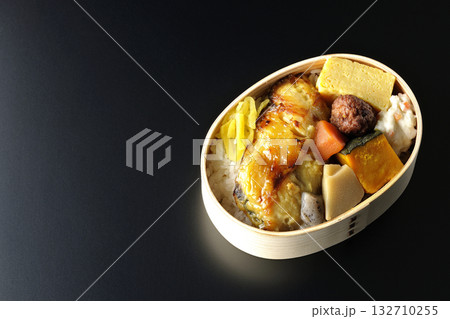 焼き魚弁当を黒背景で撮影 132710255
