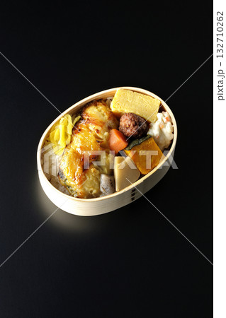 焼き魚弁当を黒背景で撮影 焼き魚弁当を黒背景で撮影 132710262