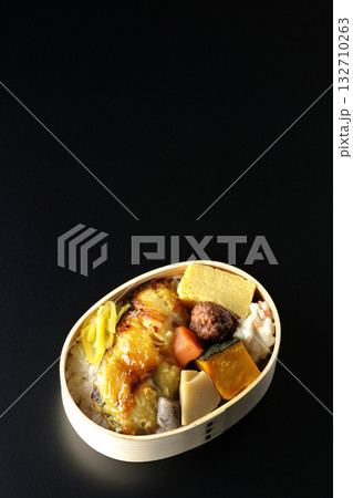 焼き魚弁当を黒背景で撮影 焼き魚弁当を黒背景で撮影 132710263