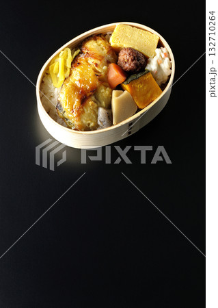 焼き魚弁当を黒背景で撮影 焼き魚弁当を黒背景で撮影 132710264