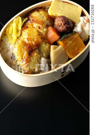 焼き魚弁当を黒背景で撮影 132710268