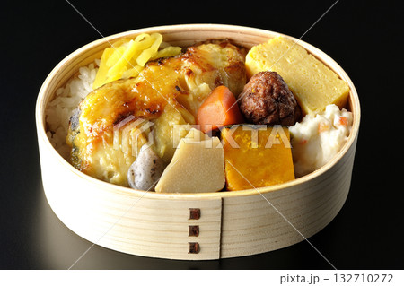 焼き魚弁当を黒背景で撮影 焼き魚弁当を黒背景で撮影 132710272