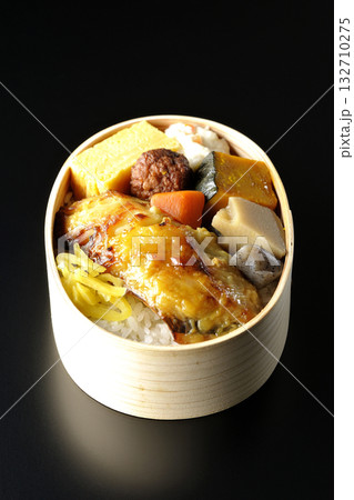 焼き魚弁当を黒背景で撮影 焼き魚弁当を黒背景で撮影 132710275