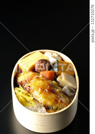 焼き魚弁当を黒背景で撮影 132710276