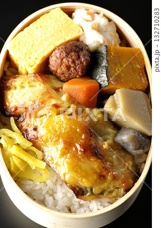 焼き魚弁当を黒背景で撮影 焼き魚弁当を黒背景で撮影 132710283