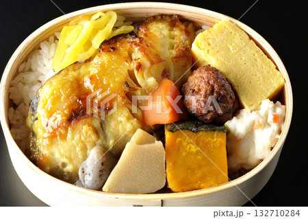 焼き魚弁当を黒背景で撮影 焼き魚弁当を黒背景で撮影 132710284