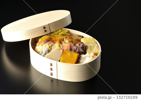 焼き魚弁当を黒背景で撮影 132710289