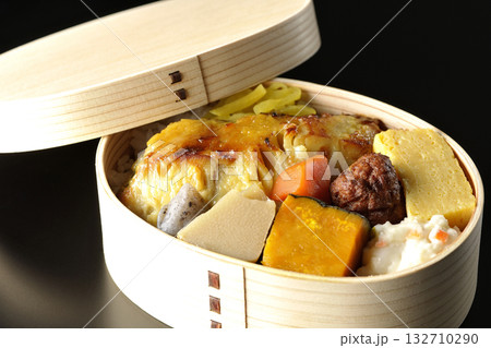 焼き魚弁当を黒背景で撮影 132710290