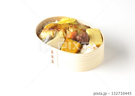 焼き魚弁当を白背景で撮影 132710445