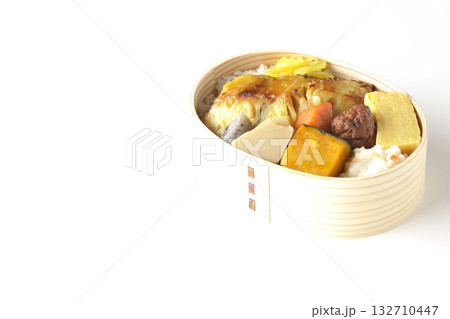 焼き魚弁当を白背景で撮影 焼き魚弁当を白背景で撮影 132710447