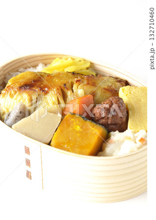 焼き魚弁当を白背景で撮影 132710460