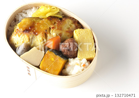 焼き魚弁当を白背景で撮影 焼き魚弁当を白背景で撮影 132710471