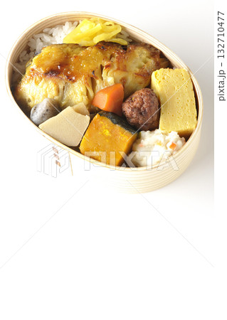 焼き魚弁当を白背景で撮影 132710477