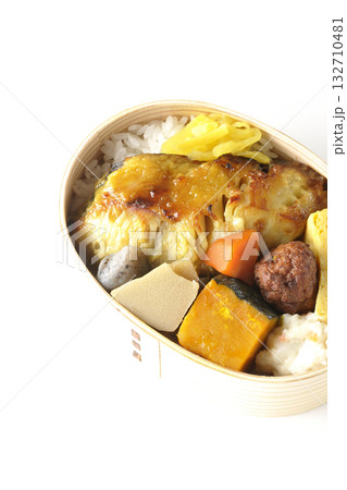 焼き魚弁当を白背景で撮影 132710481