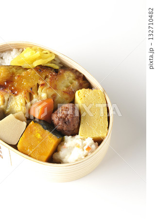 焼き魚弁当を白背景で撮影 132710482