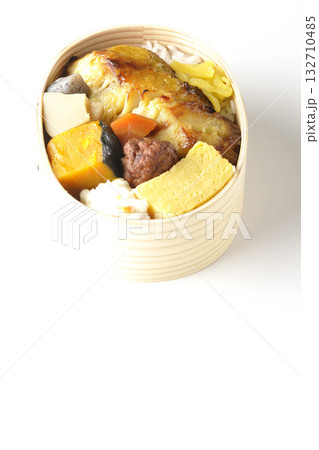 焼き魚弁当を白背景で撮影 焼き魚弁当を白背景で撮影 132710485