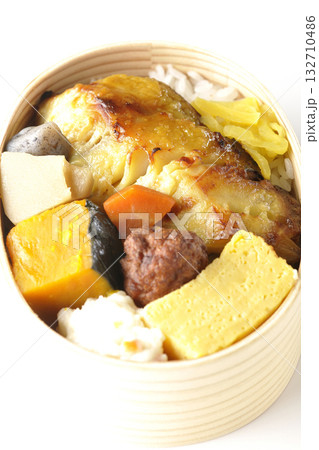 焼き魚弁当を白背景で撮影 焼き魚弁当を白背景で撮影 132710486