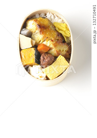 焼き魚弁当を白背景で撮影 焼き魚弁当を白背景で撮影 132710491