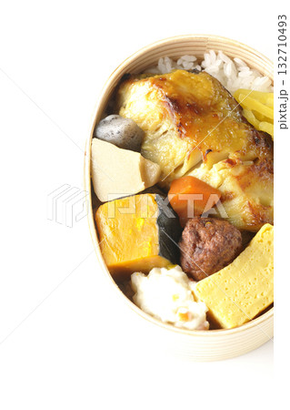 焼き魚弁当を白背景で撮影 焼き魚弁当を白背景で撮影 132710493