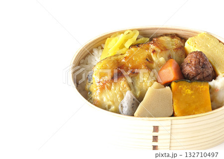 焼き魚弁当を白背景で撮影 132710497