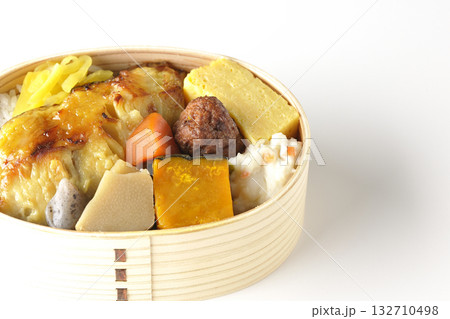 焼き魚弁当を白背景で撮影 焼き魚弁当を白背景で撮影 132710498