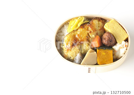 焼き魚弁当を白背景で撮影 132710500