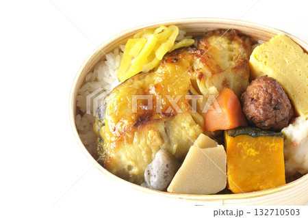 焼き魚弁当を白背景で撮影 132710503