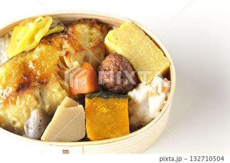 焼き魚弁当を白背景で撮影 132710504