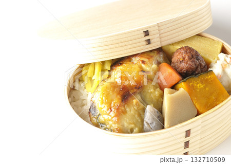 焼き魚弁当を白背景で撮影 焼き魚弁当を白背景で撮影 132710509
