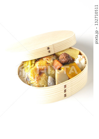 焼き魚弁当を白背景で撮影 132710511