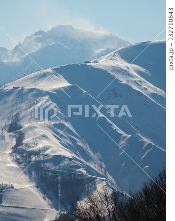 岩岳スノーフィールド山頂から白馬八方尾根スキー場と五竜岳の遠望 132710643