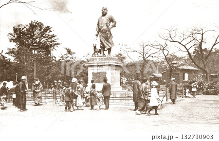 古写真　1924-1927年　東京　上野公園の西郷隆盛像 132710903