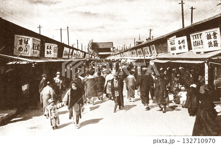 古写真　1924-1927年　東京　浅草の仲見世通り 132710970