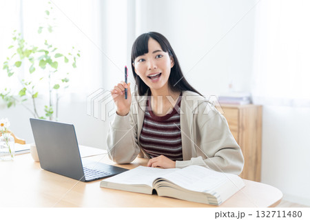 自宅で勉強する若い女性 132711480