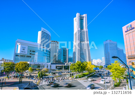 日本の横浜都市景観総帆展帆の日本丸や桜木町駅前、ヨコハマエアキャビンなどを望む＝11月3日 132711656