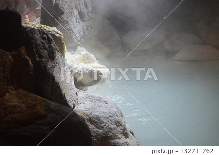 露天風呂の風景　夜の露天風呂　天然温泉湧き出る源泉の湯　のんびり温泉　温泉イメージ　イメージ素材 132711762