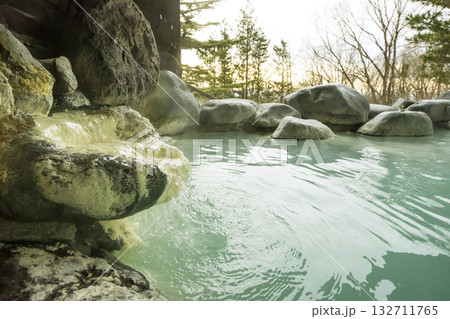 露天風呂の風景　天然温泉と景色　湧き出る源泉の湯　のんびり温泉　温泉イメージ　イメージ素材 132711765