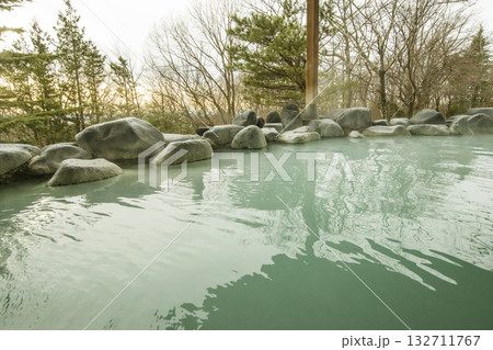 露天風呂の風景 天然温泉と景色 湧き出る源泉の湯 のんびり温泉 温泉イメージ イメージ素材 露天風呂の風景 天然温泉と景色 湧き出る源泉の湯 のんびり温泉 温泉イメージ イメージ素材 132711767
