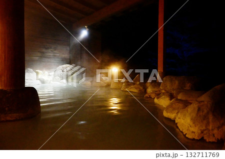 露天風呂の風景　夜の露天風呂　天然温泉湧き出る源泉の湯　のんびり温泉　温泉イメージ　イメージ素材 132711769