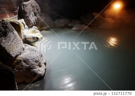露天風呂の風景　夜の露天風呂　天然温泉湧き出る源泉の湯　のんびり温泉　温泉イメージ　イメージ素材 132711770