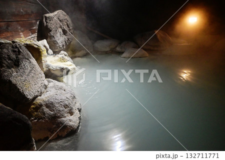 露天風呂の風景　夜の露天風呂　天然温泉湧き出る源泉の湯　のんびり温泉　温泉イメージ　イメージ素材 132711771