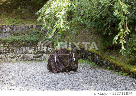 奈良県／天河大辨財天社鎮魂殿（禊殿）に祀られた大きな石【2025年8月撮影】 132711874