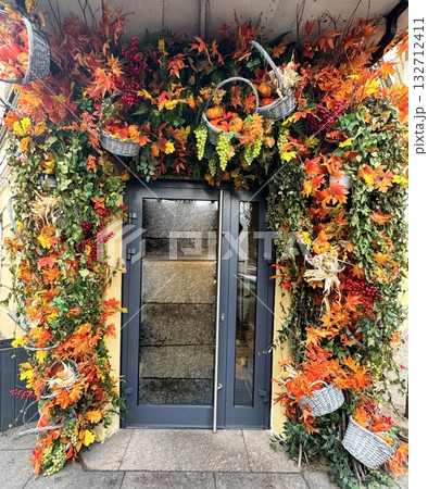 The front door is decorated with traditional autumn leaves and fruits The front door is decorated with traditional autumn leaves and fruits 132712411