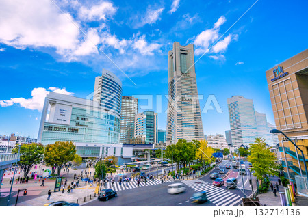 日本の横浜都市景観総帆展帆の日本丸や桜木町駅前、ヨコハマエアキャビンなどを望む＝11月3日 132714136