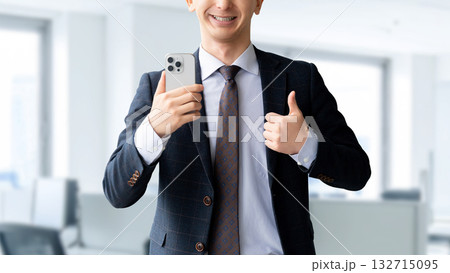 スマートフォンを持っていいね!のポーズをする男性 スマートフォンを持っていいね!のポーズをする男性 132715095